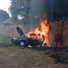 Oficina pede ajuda ap&oacute;s carro de cliente ser destru&iacute;do por inc&ecirc;ndio