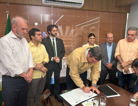 Com investimento de R$ 32,7 milhões, governo assina construção de 249 casas