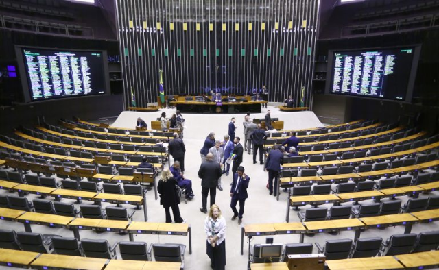 C&acirc;mara quer votar isen&ccedil;&atilde;o do IR e licen&ccedil;a ambiental antes do recesso