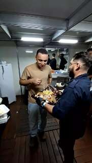 Ap&oacute;s lotar show, Jo&atilde;o Gomes prova carne de jacar&eacute; e avestruz em MS 