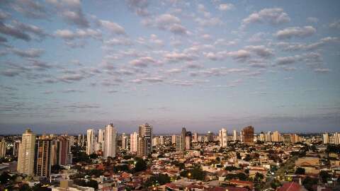 Ter&ccedil;a-feira ser&aacute; de sol forte e baixa umidade em Campo Grande
