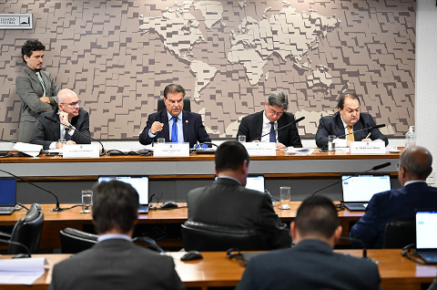 Senado aprova miss&atilde;o oficial aos EUA para tentar barrar tarifa de 50%