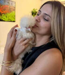 Francisca &eacute; galinha que faz o maior sucesso com amiga empres&aacute;ria