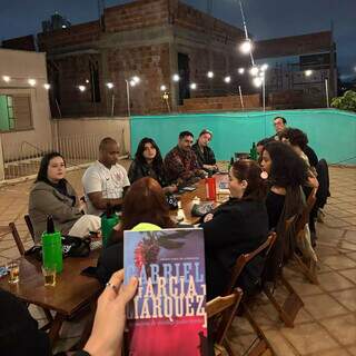 Com copo na mão e livro na outra, clube leva literatura a bares Com copo na mão e livro na outra, clube leva literatura a bares
