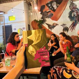 Com copo na mão e livro na outra, clube leva literatura a bares Com copo na mão e livro na outra, clube leva literatura a bares