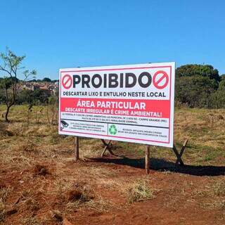 Mesmo com câmeras, rua vira ponto de lixo na região do Caiobá Mesmo com câmeras, rua vira ponto de lixo na região do Caiobá