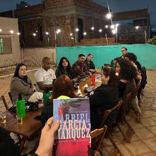 Com copo na m&atilde;o e livro na outra, clube leva literatura a bares