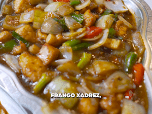 Restaurante colhe broto de bambu 1 vez ao ano para servir frango xadrez