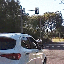 Sem&aacute;foro desligado h&aacute; uma semana preocupa motoristas na L&uacute;dio Martins Coelho