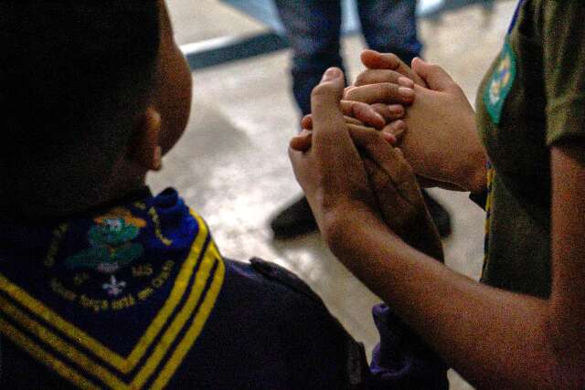 Vig&iacute;lia para jovem atacado por pitbulls une escoteiros na Santa Casa