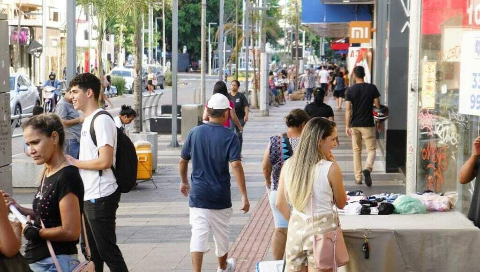Com&eacute;rcio e servi&ccedil;os impulsionam vagas de trabalho desta quinta-feira