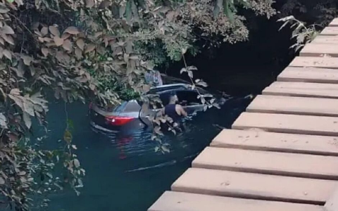 Motorista perde o controle e carro cai de ponte sobre o Rio Anhumas