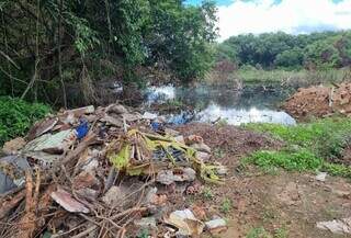 Abandono e poluição em parque de Coxim viram alvo de investigação Abandono e poluição em parque de Coxim viram alvo de investigação