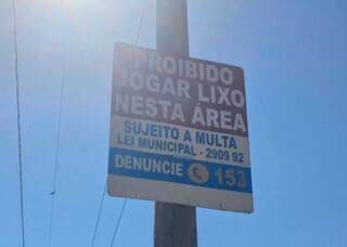 Placa de proibi&ccedil;&atilde;o n&atilde;o intimida e espa&ccedil;o de lazer vira dep&oacute;sito de lixo 