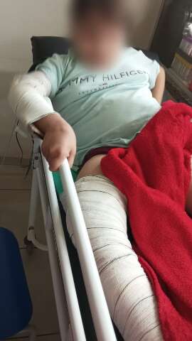 Menino com &quot;ossos de vidro&quot; aguarda h&aacute; 3 dias por vaga em hospital ap&oacute;s fratura
