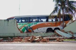 &Ocirc;nibus desengatado sai de controle e derruba muro em p&aacute;tio da Andorinha