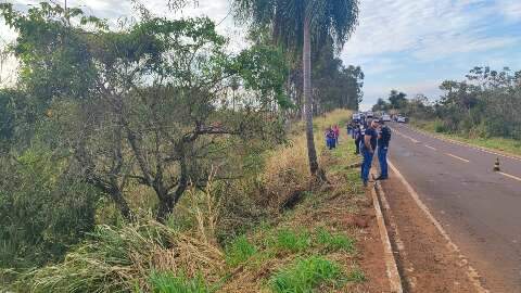 Picape sai da pista em trecho de ribanceira e 2 morrem 