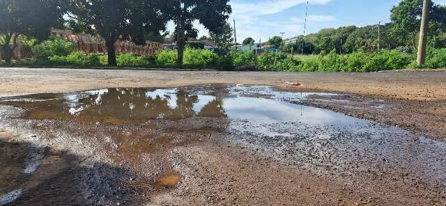Vazamento de esgoto persiste h&aacute; 15 dias em cruzamento do Aero Rancho 