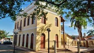 Nem o letreiro da fachada sobreviveu ao abandono da Morada dos Ba&iacute;s