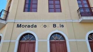 Nem o letreiro da fachada sobreviveu ao abandono da Morada dos Ba&iacute;s