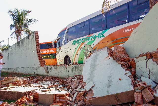 &Ocirc;nibus desengatado derruba muro em p&aacute;tio da Andorinha