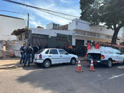 Opera&ccedil;&atilde;o flagra gato de energia e po&ccedil;o clandestino em ferro-velho no Centro