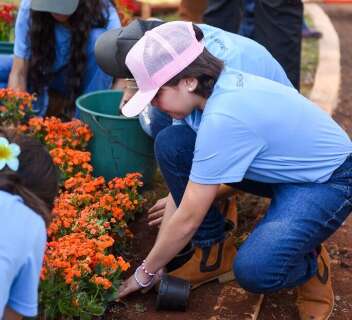 Alunos de Rochedinho plantam 400 mudas de flores na Pra&ccedil;a Ary Coelho