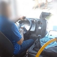 Motorista de &ocirc;nibus &eacute; flagrado jogando &quot;Tigrinho&quot; no celular enquanto dirigia