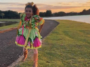 Com autismo e TDAH, Maria quebra barreiras para brilhar nas passarelas