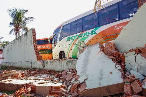 &Ocirc;nibus desengatado derruba muro em p&aacute;tio da Andorinha