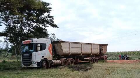 Crian&ccedil;a morre eletrocutada ap&oacute;s caminh&atilde;o derrubar poste em fazenda