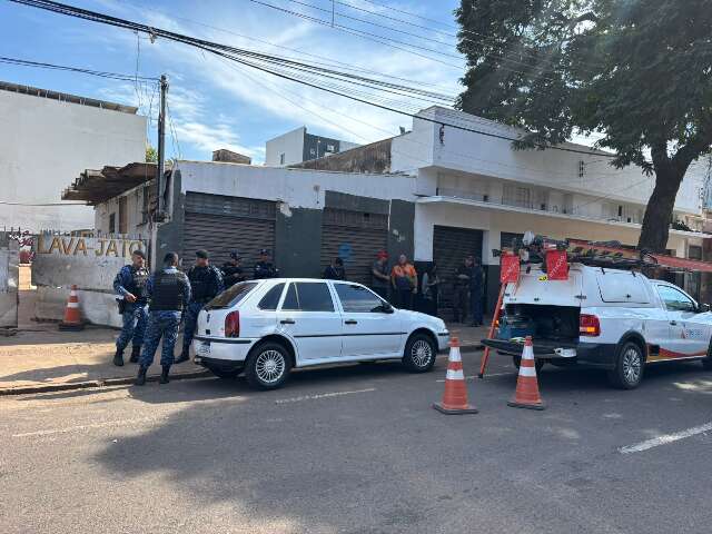 Opera&ccedil;&atilde;o flagra gato de energia e po&ccedil;o clandestino em ferro-velho no Centro