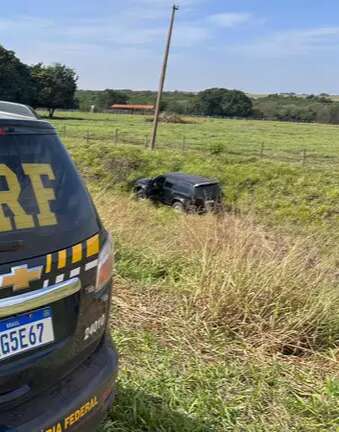 Persegui&ccedil;&atilde;o por 3 km acaba com traficante preso ap&oacute;s carro sair da pista