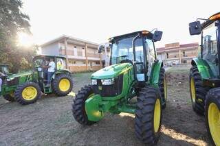 Munic&iacute;pios de MS s&atilde;o contemplados com 14 tratores para agricultura familiar