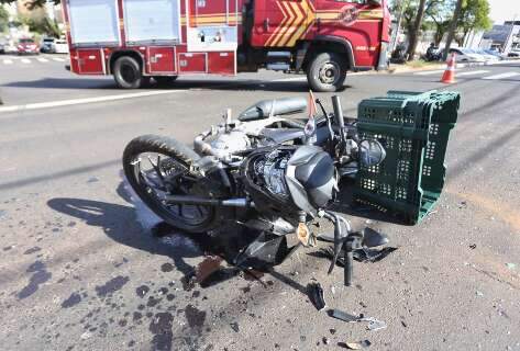 Motociclista fica ferida ap&oacute;s carro furar sinal e provocar acidente