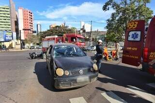 Motociclista fica ferida ap&oacute;s carro furar sinal e provocar acidente