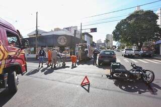 Motociclista fica ferida ap&oacute;s carro furar sinal e provocar acidente