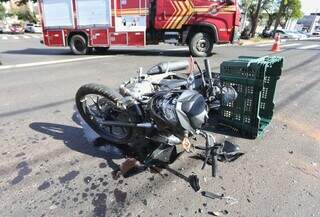 Motociclista fica ferida ap&oacute;s carro furar sinal e provocar acidente