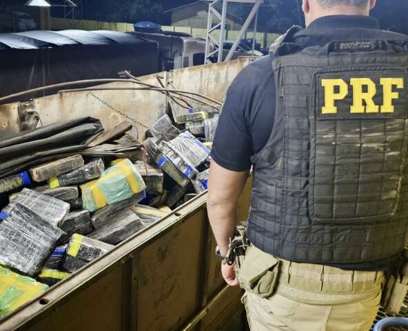 Caminh&atilde;o quebra em sem&aacute;foro e PRF descobre 9 toneladas de maconha sa&iacute;das de MS