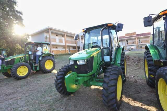 Munic&iacute;pios de MS s&atilde;o contemplados com 14 tratores para agricultura familiar