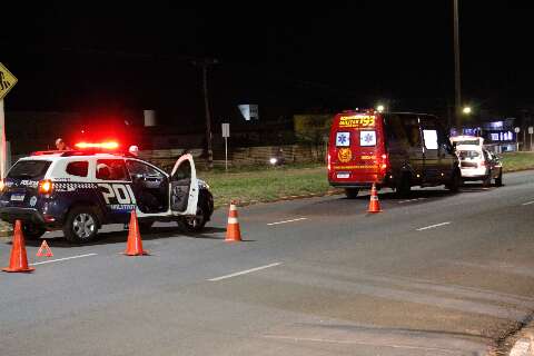 Mulher &eacute; atropelada ao atravessar fora da faixa na Avenida Duque de Caxias