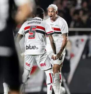 Luciano brilha, e S&atilde;o Paulo vence o Corinthians por 2 a 0 no MorumBis