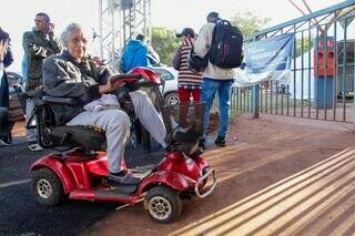 Moradores enfrentam frio e fila desde a madrugada por servi&ccedil;os gratuitos