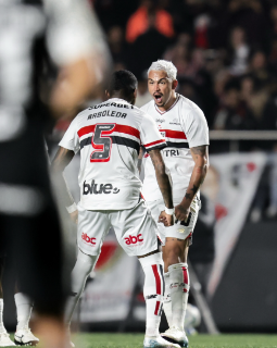 Luciano brilha, e S&atilde;o Paulo vence o Corinthians por 2 a 0 no MorumBis