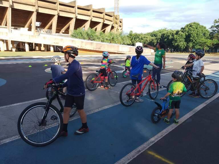 Projeto incentiva mais de 600 crianças a trocarem sedentarismo pelo ciclismo