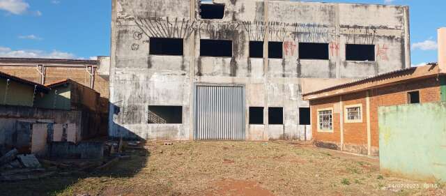 Im&oacute;vel abandonado vira pesadelo de moradores na Manoel da Costa Lima 