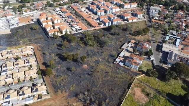 Inc&ecirc;ndio acaba com vegeta&ccedil;&atilde;o e fuma&ccedil;a toma conta de bairro