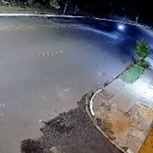 Motociclista rampa faixa elevada, cai e &eacute; socorrido em estado grave