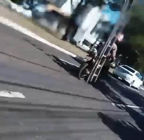 Da Afonso Pena ao Tijuca, motociclista se arrisca carregando escada no ve&iacute;culo