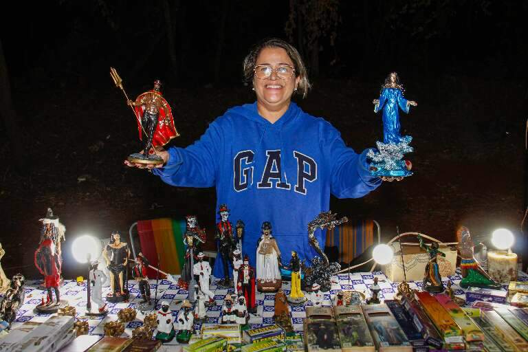 O povo até se benze, mas feirante resiste vendendo imagem de Exu